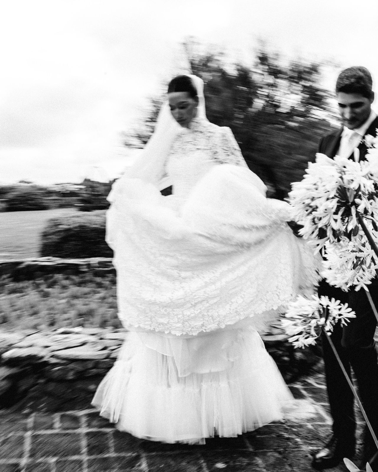 Novia en movimiento, en blanco y negro