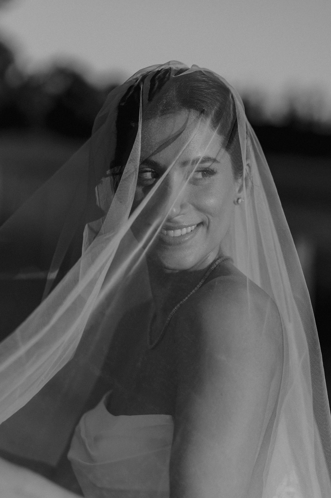 Retrato de la novia bajo el velo, en blanco y negro
